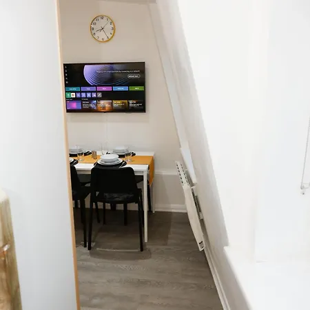 Apartment New Luxury In Next To Shops, Cafes, Bars & Metro