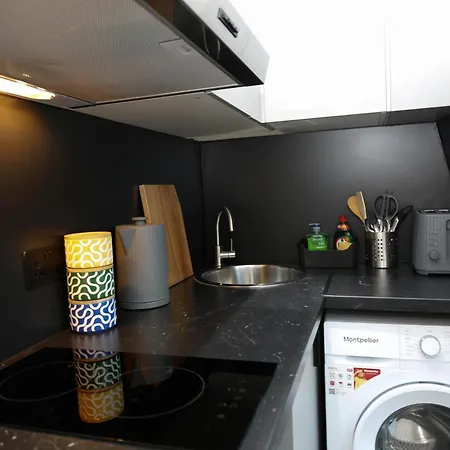 Apartment New Luxury In Next To Shops, Cafes, Bars & Metro *