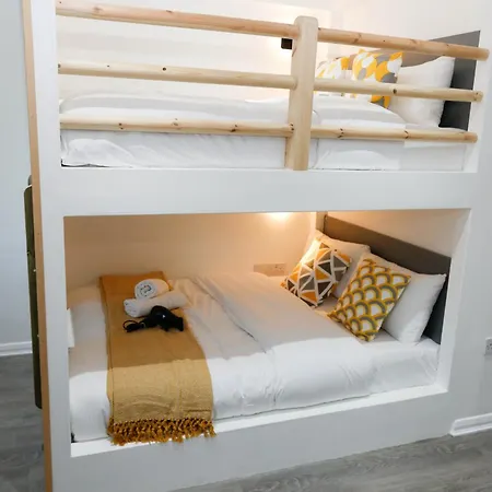 New Luxury In Next To Shops, Cafes, Bars & Metro Apartment London