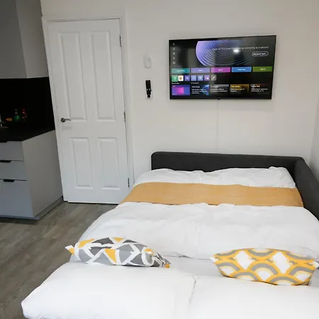 Apartment New Luxury In Next To Shops, Cafes, Bars & Metro *