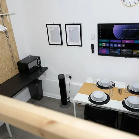 Apartment New Luxury In Next To Shops, Cafes, Bars & Metro London