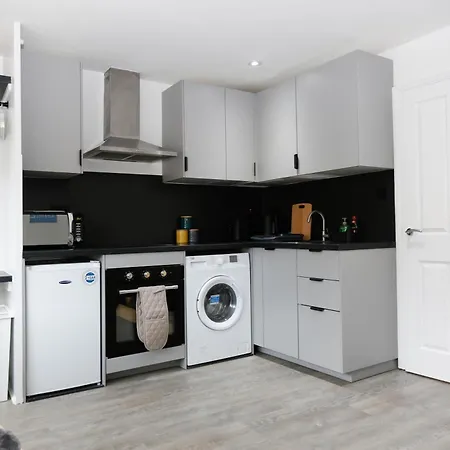 New Luxury In Next To Shops, Cafes, Bars & Metro Apartment London