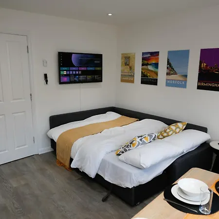 Apartment New Luxury In Next To Shops, Cafes, Bars & Metro