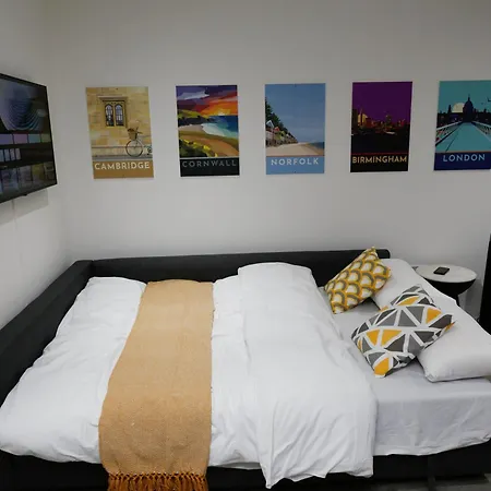 New Luxury In Next To Shops, Cafes, Bars & Metro *