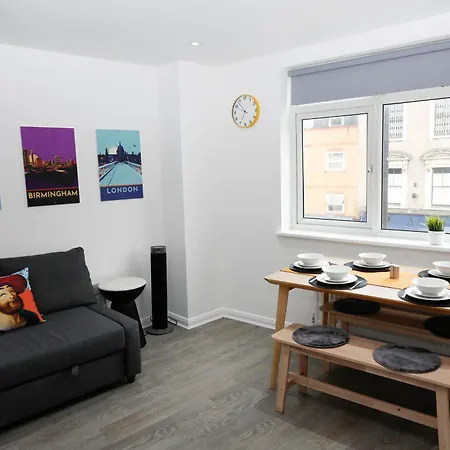 Apartment New Luxury In Next To Shops, Cafes, Bars & Metro