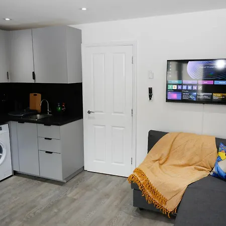 New Luxury In Next To Shops, Cafes, Bars & Metro Apartment London