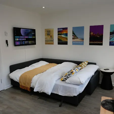 New Luxury In Next To Shops, Cafes, Bars & Metro