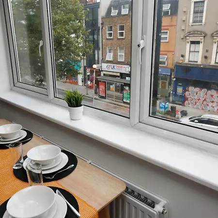New Luxury In Next To Shops, Cafes, Bars & Metro Apartment