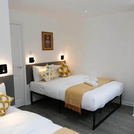 New Luxury In Next To Shops, Cafes, Bars & Metro *