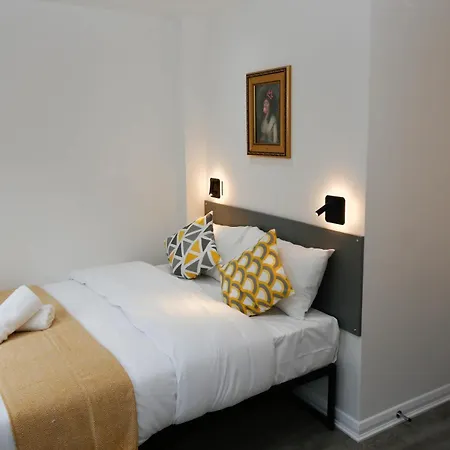 Apartment New Luxury In Next To Shops, Cafes, Bars & Metro *