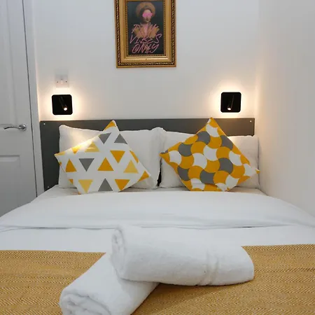 New Luxury In Next To Shops, Cafes, Bars & Metro Apartment