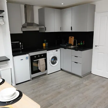 New Luxury In Next To Shops, Cafes, Bars & Metro Apartment *