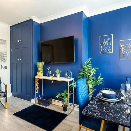 Kensington Balcony For 6 Apartment