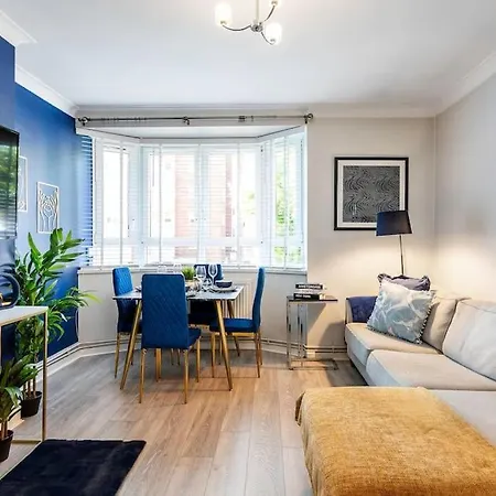 Kensington Balcony For 6 Apartment London