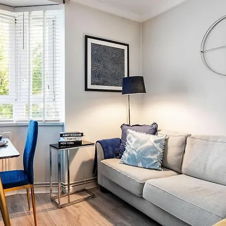 Apartment Kensington Balcony For 6 London
