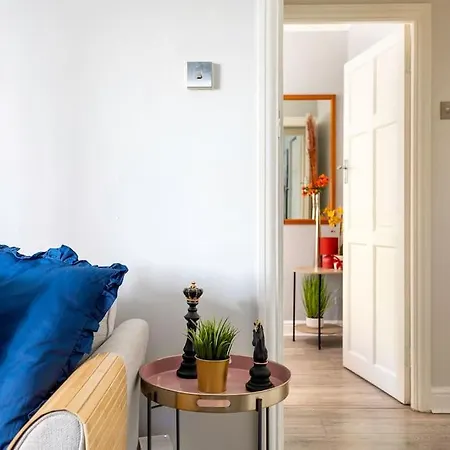 Kensington Balcony For 6 *