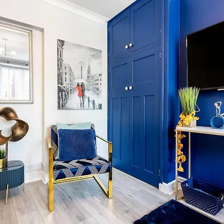 Kensington Balcony For 6