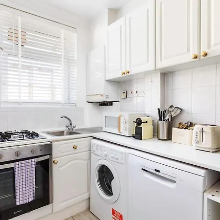 Kensington Balcony For 6