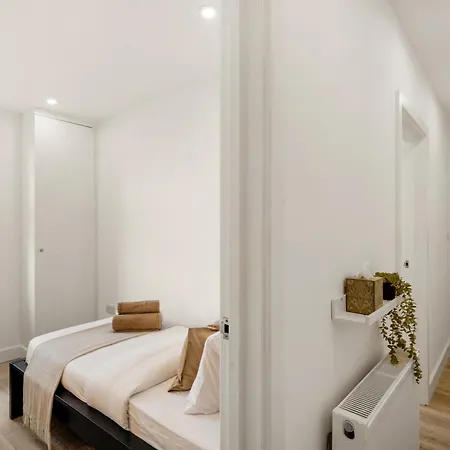 Modern One And Two Bed London Apartment *