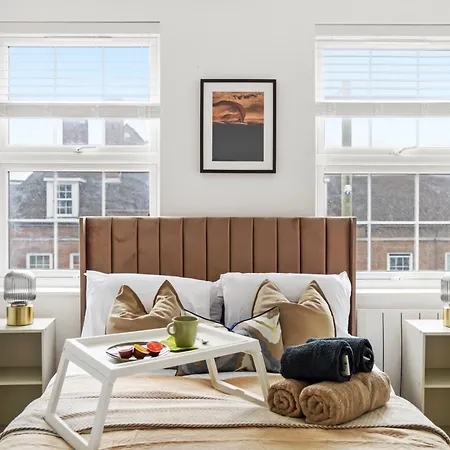 Modern One And Two Bed London Apartment *