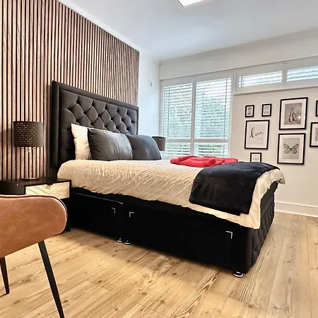 Newly Refurbished 3 Bed Flat Free Parking London