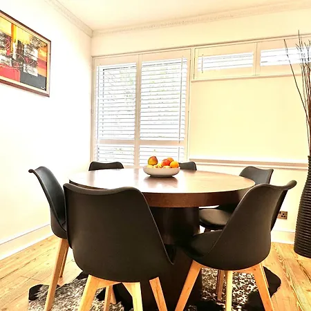 Newly Refurbished 3 Bed Flat Free Parking