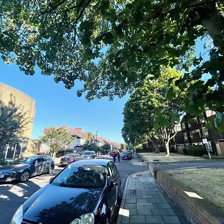 Newly Refurbished 3 Bed Flat Free Parking Apartment London