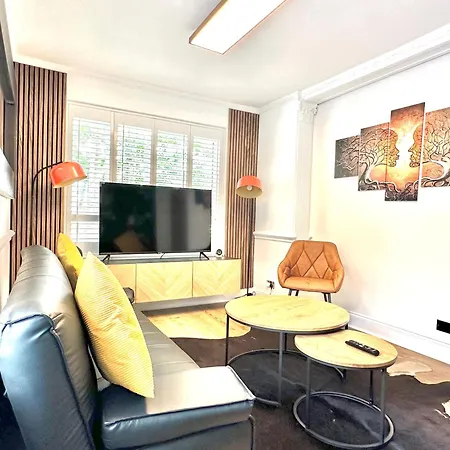 Newly Refurbished 3 Bed Flat Free Parking *