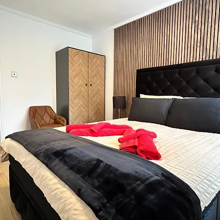 Newly Refurbished 3 Bed Flat Free Parking