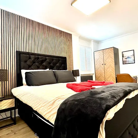 Newly Refurbished 3 Bed Flat Free Parking *