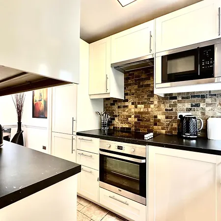 Apartment Newly Refurbished 3 Bed Flat Free Parking *