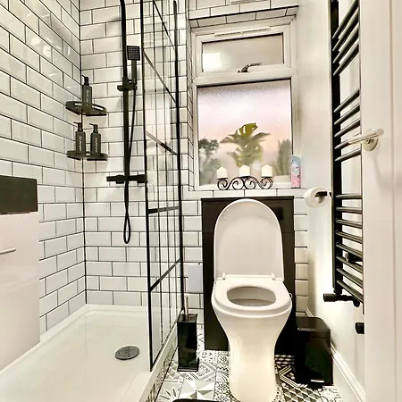 Apartment Newly Refurbished 3 Bed Flat Free Parking