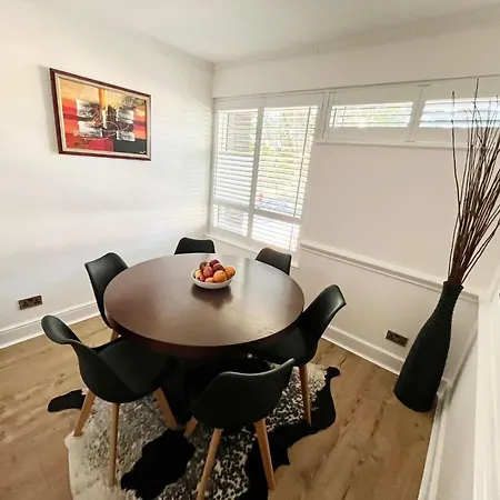 Apartment Newly Refurbished 3 Bed Flat Free Parking London