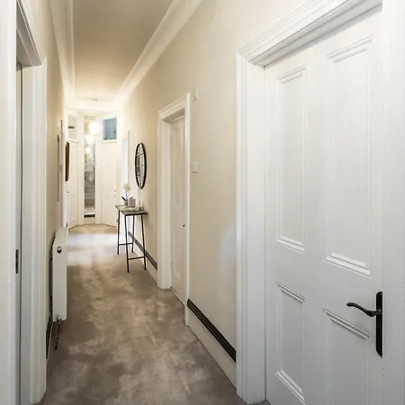 West Kensington-4bedrooms-cinema Rooms-olympia Apartment