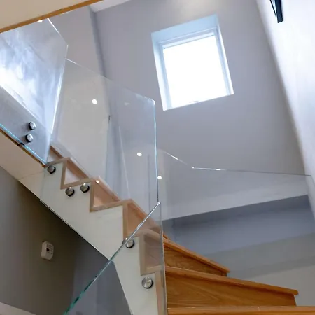 Camden Coach House By Livestay Short Lets & Serviced With Terrace Retreat & Parking * London