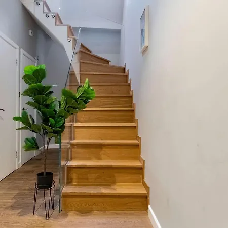 Camden Coach House By Livestay Short Lets & Serviced With Terrace Retreat & Parking