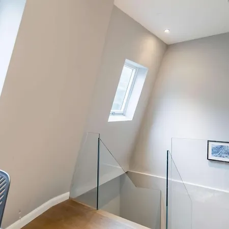 Camden Coach House By Livestay Short Lets & Serviced With Terrace Retreat & Parking London