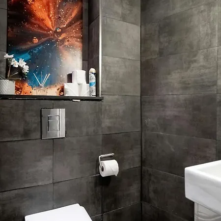 Camden Coach House By Livestay Short Lets & Serviced With Terrace Retreat & Parking London