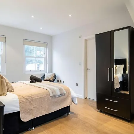 Camden Coach House By Livestay Short Lets & Serviced With Terrace Retreat & Parking Holiday home