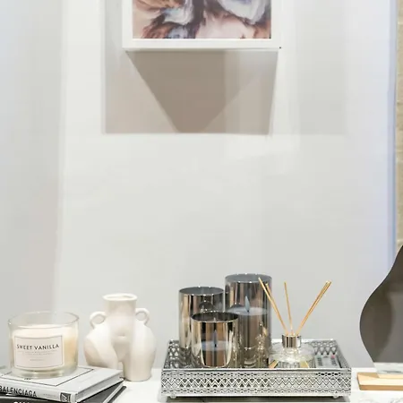 Camden Coach House By Livestay Short Lets & Serviced With Terrace Retreat & Parking
