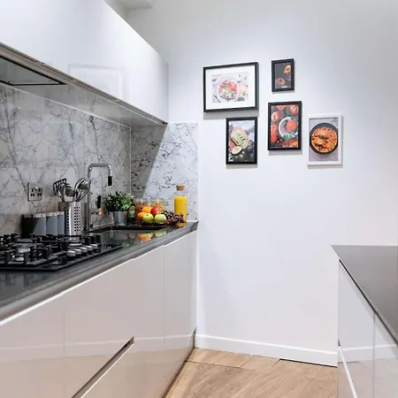 Camden Coach House By Livestay Short Lets & Serviced With Terrace Retreat & Parking Holiday home