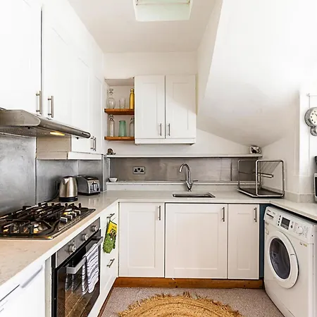 Kensal Green's Cosy Three Bedroom Retreat Apartment London