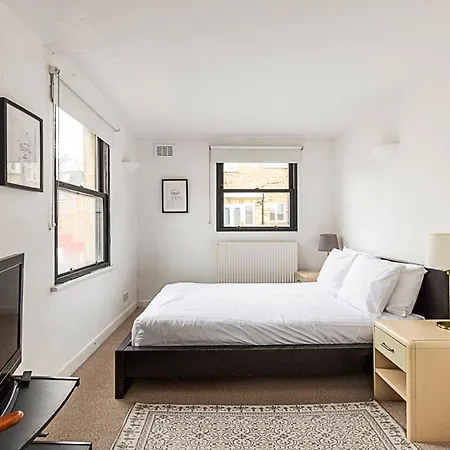 Kensal Green's Cosy Three Bedroom Retreat London