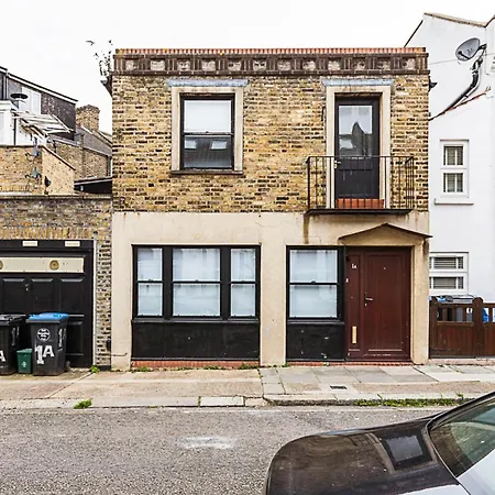 Kensal Green's Cosy Three Bedroom Retreat Apartment