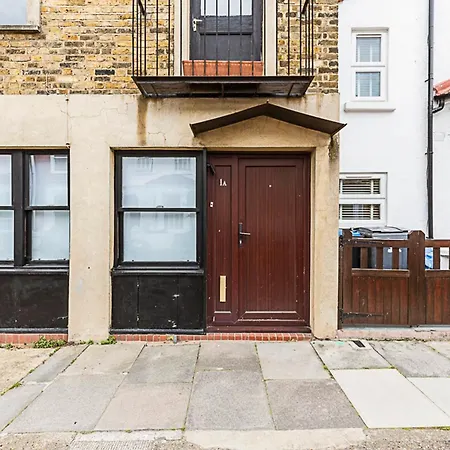 Kensal Green's Cosy Three Bedroom Retreat * London