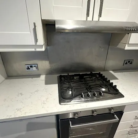 Kensal Green's Cosy Three Bedroom Retreat * London