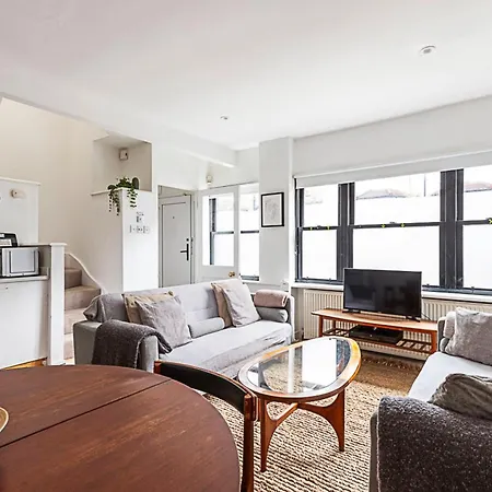 Kensal Green's Cosy Three Bedroom Retreat