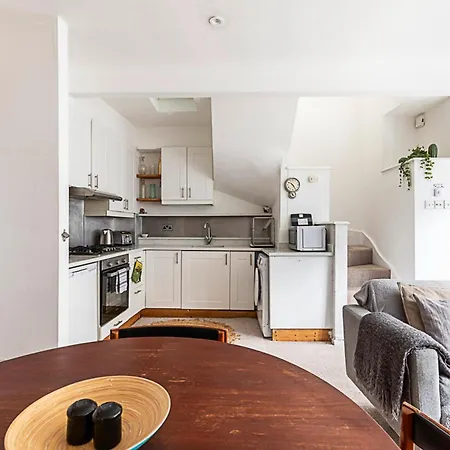 Kensal Green's Cosy Three Bedroom Retreat * London