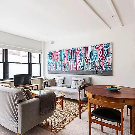 Kensal Green's Cosy Three Bedroom Retreat *