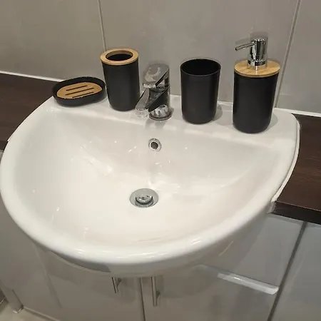 Premium Offers L Last-minute L Remigro Short Lets L 1 Bed Flat L Royal Docks L Airport & Excel L 2 Bed St Albans L Family Friendly L Near Bus Stop L Centre L Book Today With Remigro Apartment London